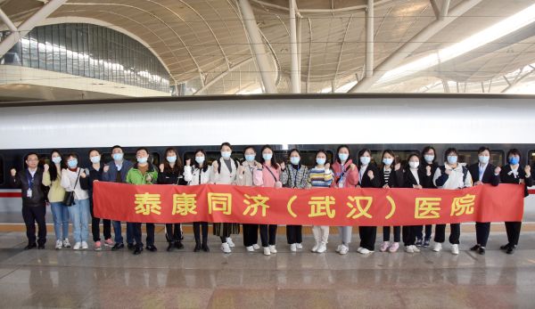 出征前援滬醫(yī)療隊(duì)合影2（通訊員：林國(guó)山攝）